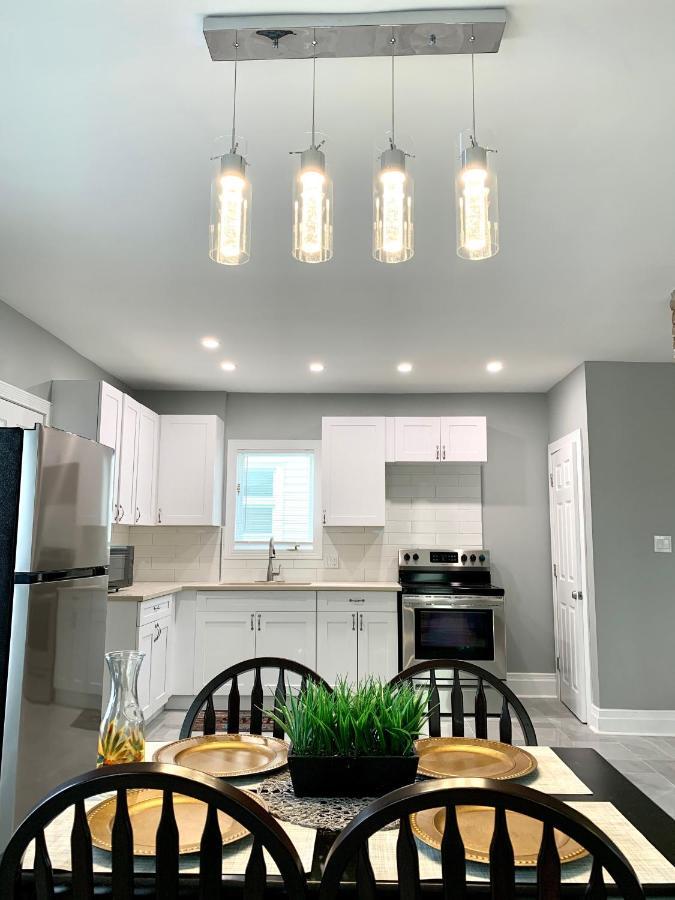 The Oakwood Cottage- With Private Yard & Parking, Minutes From Falls & Casino By Niagara Hospitality Niagara Falls Ngoại thất bức ảnh